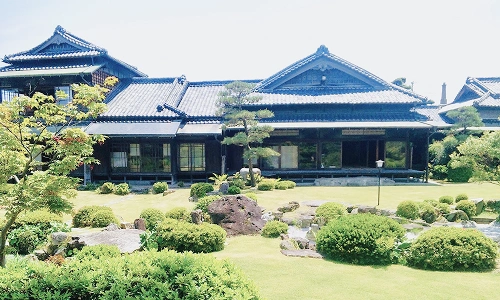 旧伊藤伝右衛門邸の外観と庭園