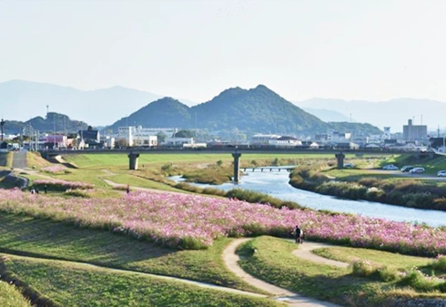 遠賀川と飯塚市の風景